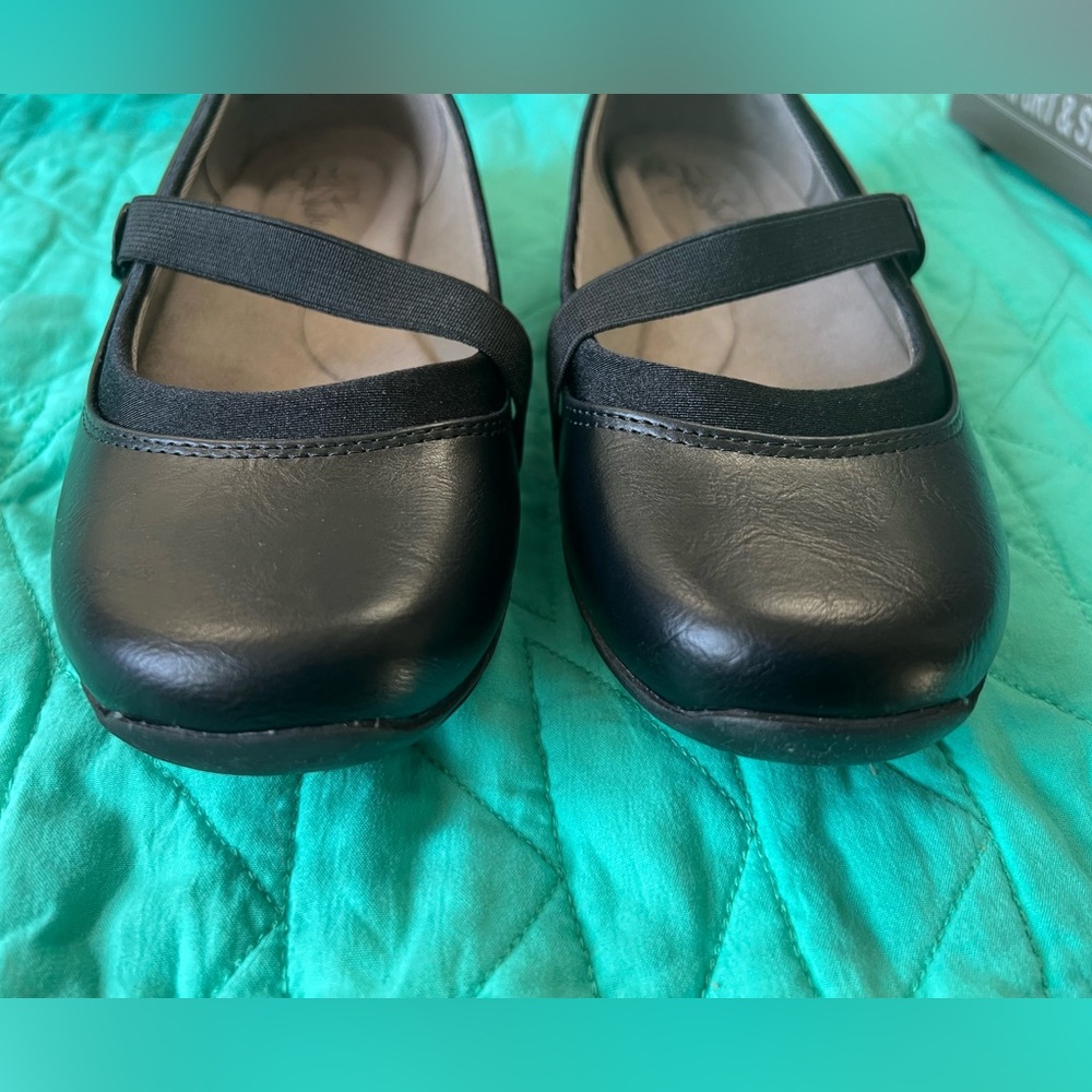 Women’s 7.5 Wide Black Shoe